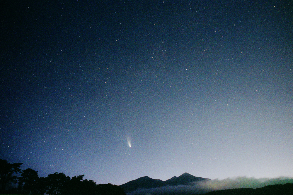 八ヶ岳とヘールボップ彗星