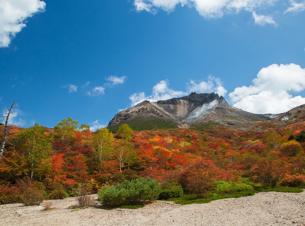 栃木県那須塩原市茶臼岳の秋の紅葉