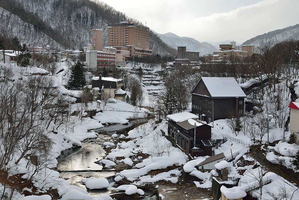 札幌の定山渓雪の山間風景