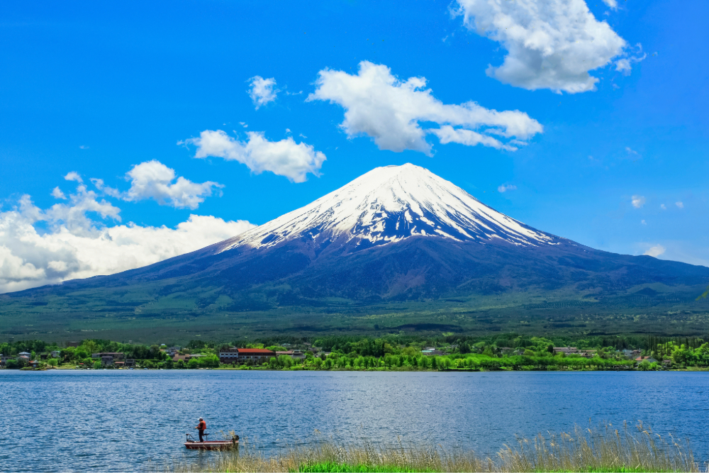 残雪の富士山と河口湖